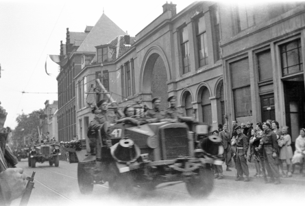 818814 Afbeelding van enkele legervoertuigen van de 3rd Canadian Infantry Division tijdens de Memorial D-Day Parade in ...